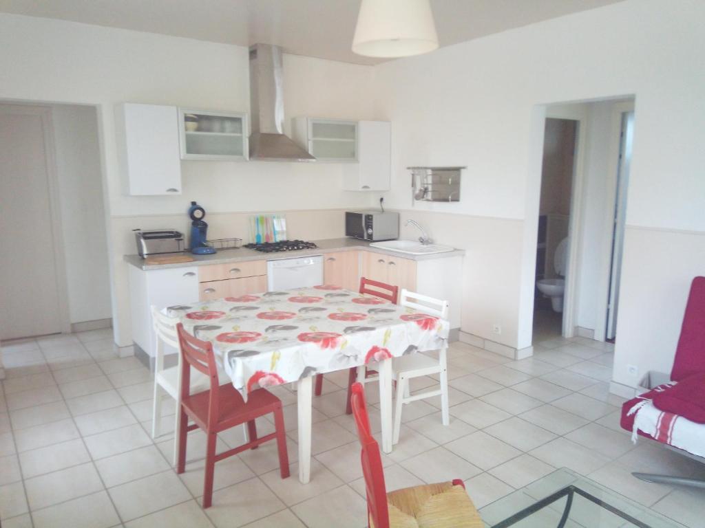 cocina con mesa y sillas en una habitación en Maison du Port, en Narbonne-Plage