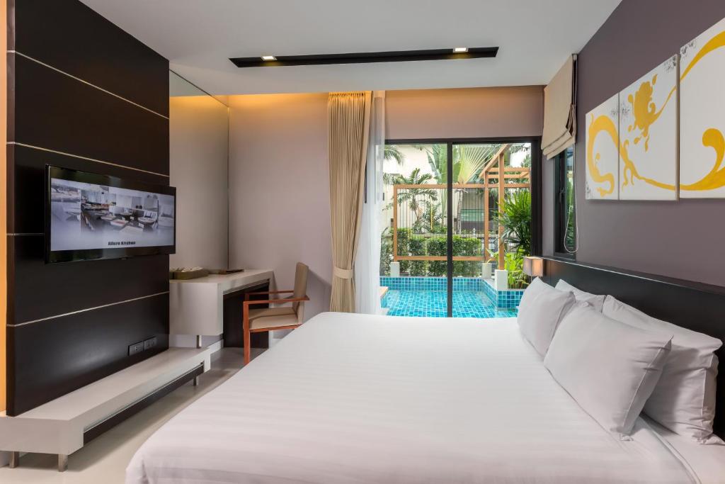 Postel nebo postele na pokoji v ubytování The Charm Resort Phuket - SHA Certified