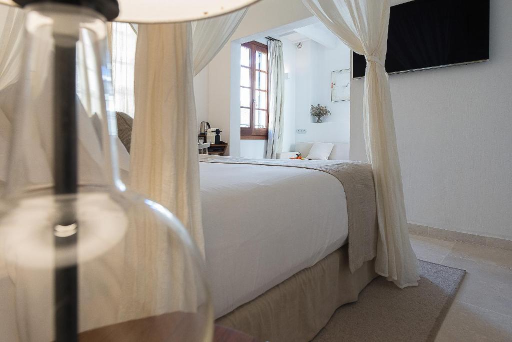 Posteľ alebo postele v izbe v ubytovaní S'Hotelet d'es Born - Suites & SPA