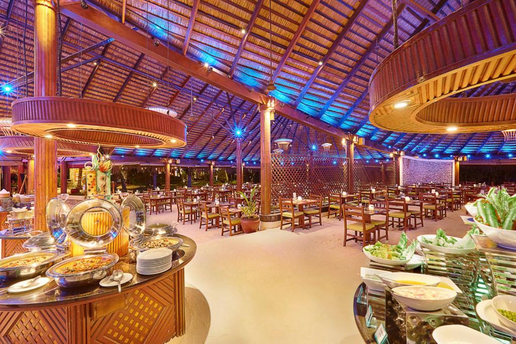 Restaurace v ubytování Kuredu Island Resort & Spa
