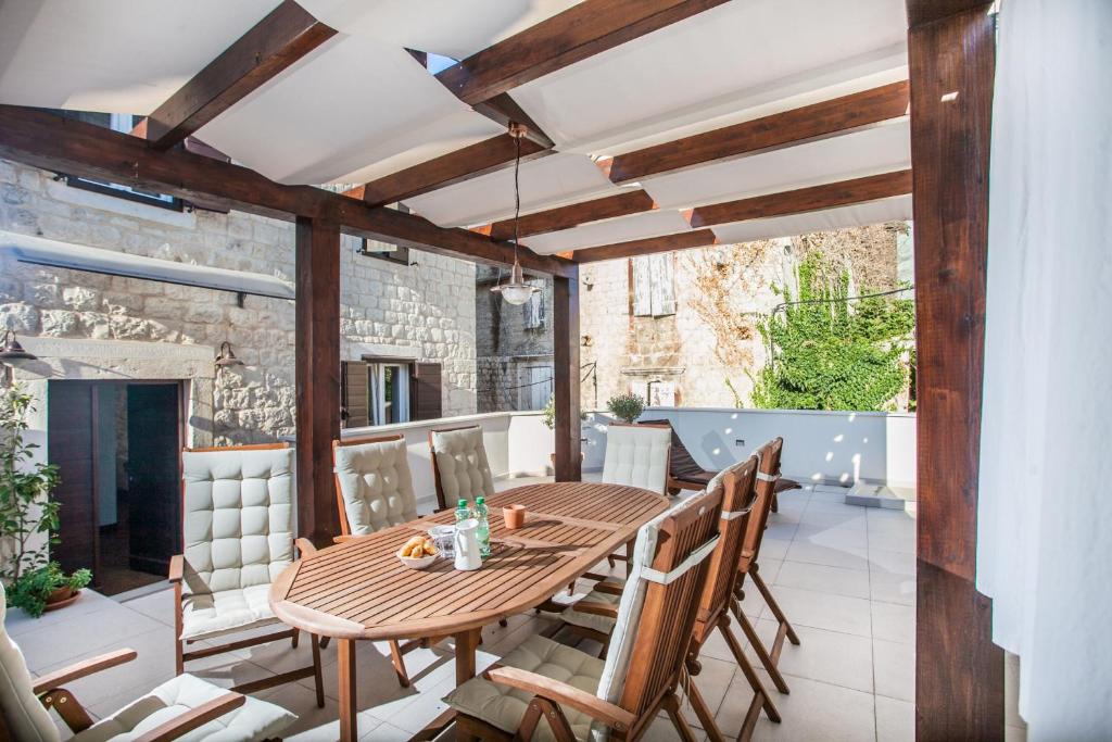 Posedenie v ubytovaní Tinel Longo, holiday home for up to 8, city center, BBQ, terrace