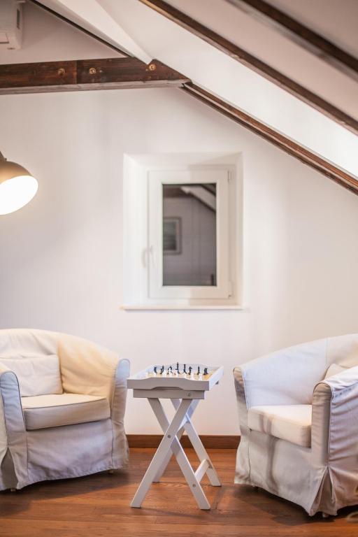 Posedenie v ubytovaní Tinel Longo, holiday home for up to 8, city center, BBQ, terrace