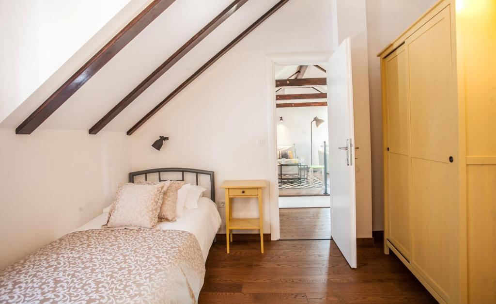 Posteľ alebo postele v izbe v ubytovaní Tinel Longo, holiday home for up to 8, city center, BBQ, terrace