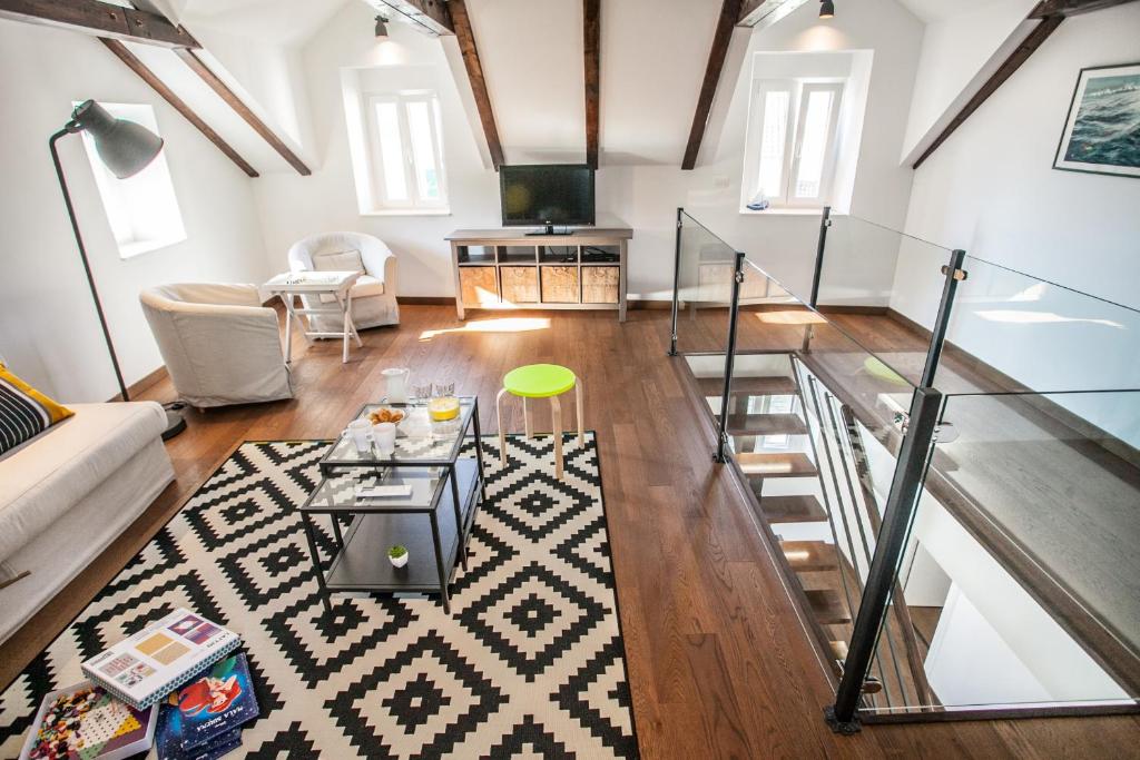 Posedenie v ubytovaní Tinel Longo, holiday home for up to 8, city center, BBQ, terrace