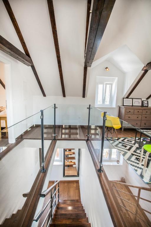 Posedenie v ubytovaní Tinel Longo, holiday home for up to 8, city center, BBQ, terrace