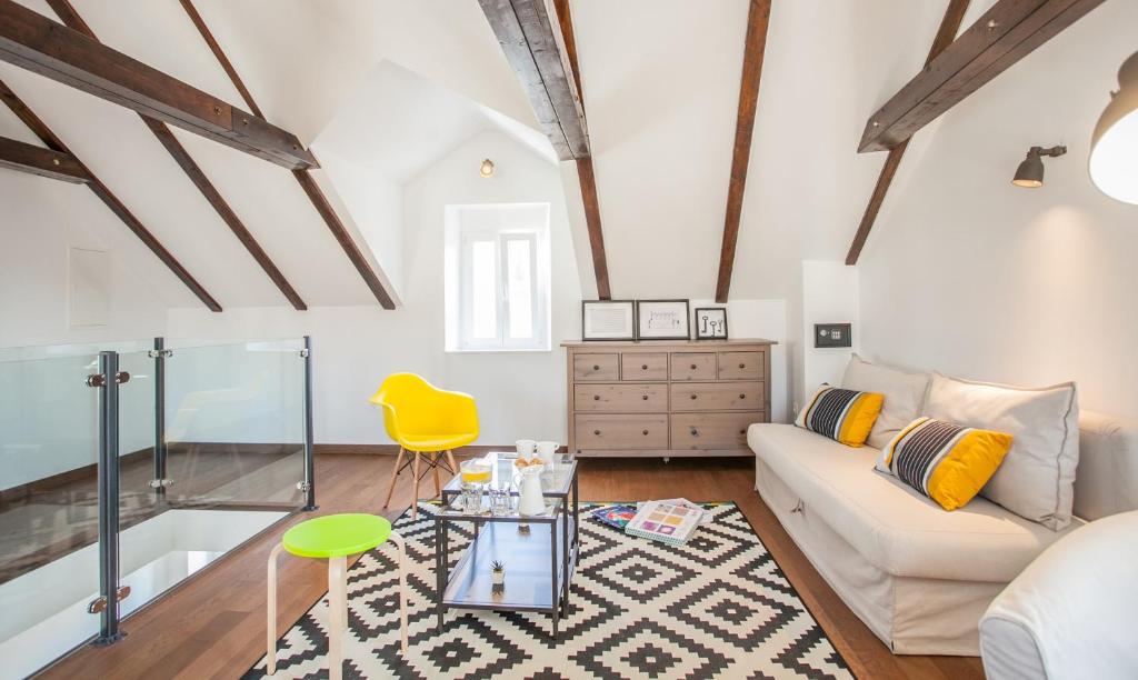 Posedenie v ubytovaní Tinel Longo, holiday home for up to 8, city center, BBQ, terrace