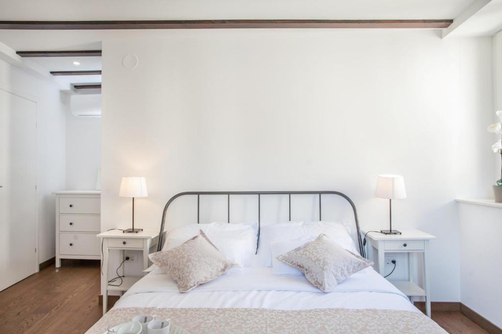 Posteľ alebo postele v izbe v ubytovaní Tinel Longo, holiday home for up to 8, city center, BBQ, terrace
