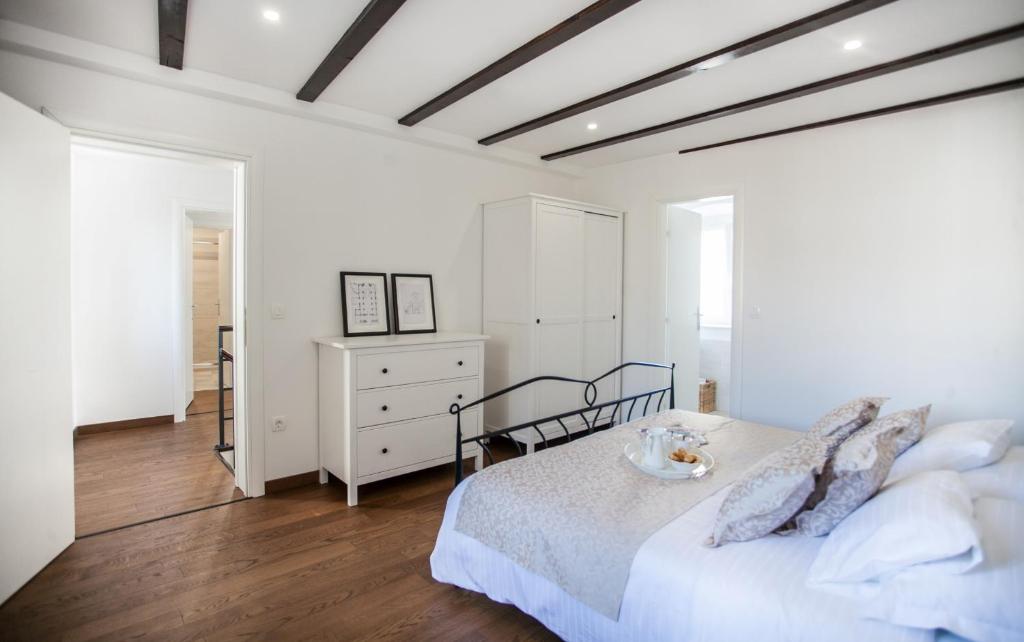 Posteľ alebo postele v izbe v ubytovaní Tinel Longo, holiday home for up to 8, city center, BBQ, terrace