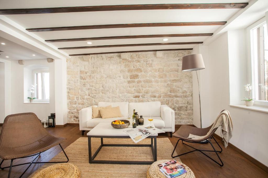 Posedenie v ubytovaní Tinel Longo, holiday home for up to 8, city center, BBQ, terrace