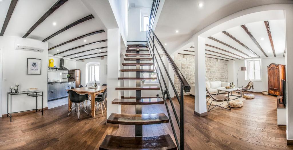 Fotografia z galérie ubytovania Tinel Longo, holiday home for up to 8, city center, BBQ, terrace v Trogiri