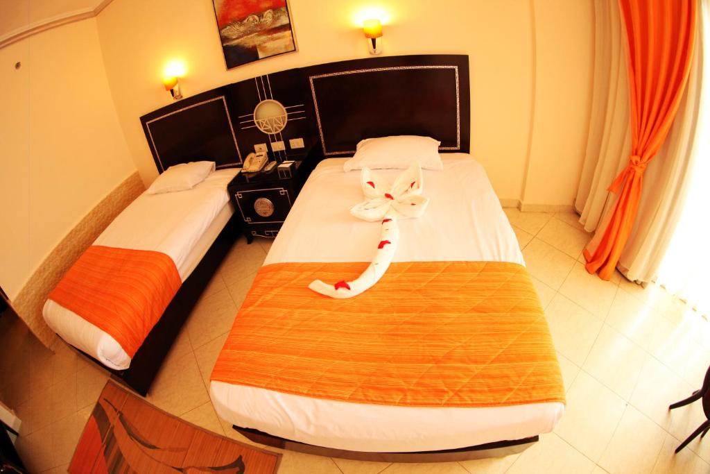 Postel nebo postele na pokoji v ubytování Sphinx Aqua Park Beach Resort