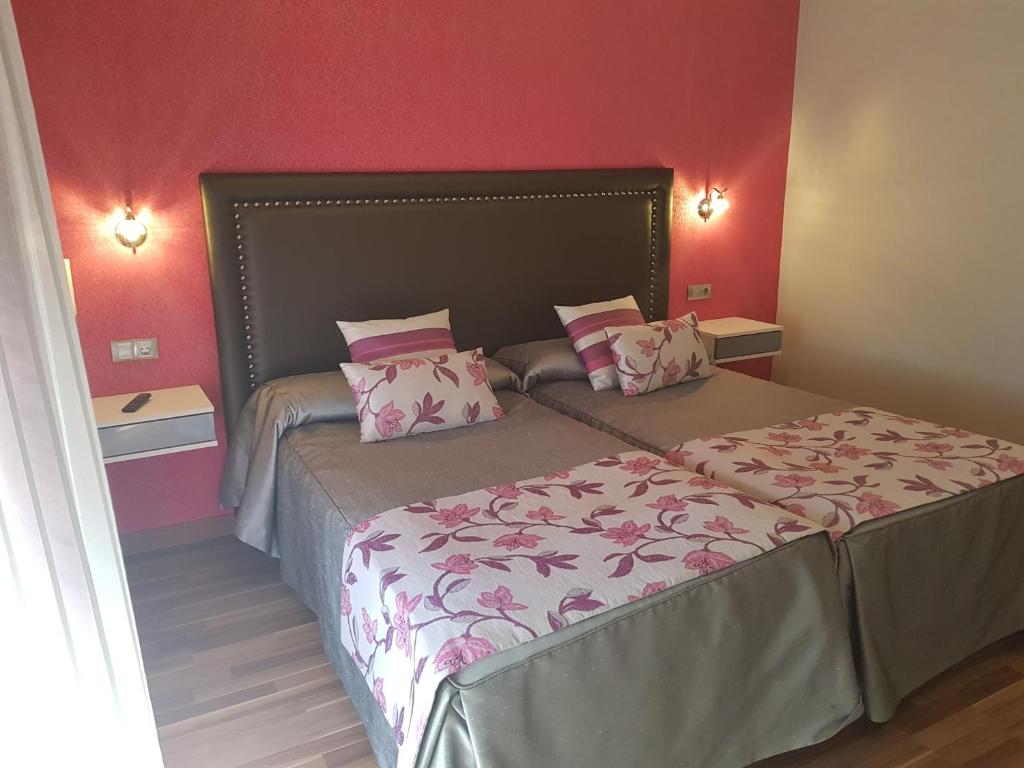 Postel nebo postele na pokoji v ubytování Hostal Sainz