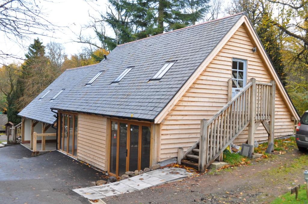 ein kleines Haus mit einem Gamer-Dach und einer Treppe in der Unterkunft Finlaystone Barns in Port Glasgow