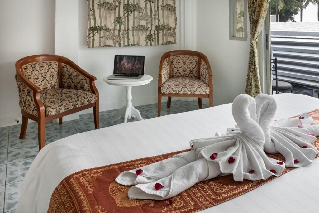 Postel nebo postele na pokoji v ubytování Armoni Patong Beach Hotel