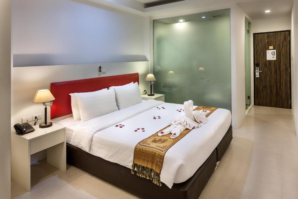 Postel nebo postele na pokoji v ubytování Armoni Patong Beach Hotel