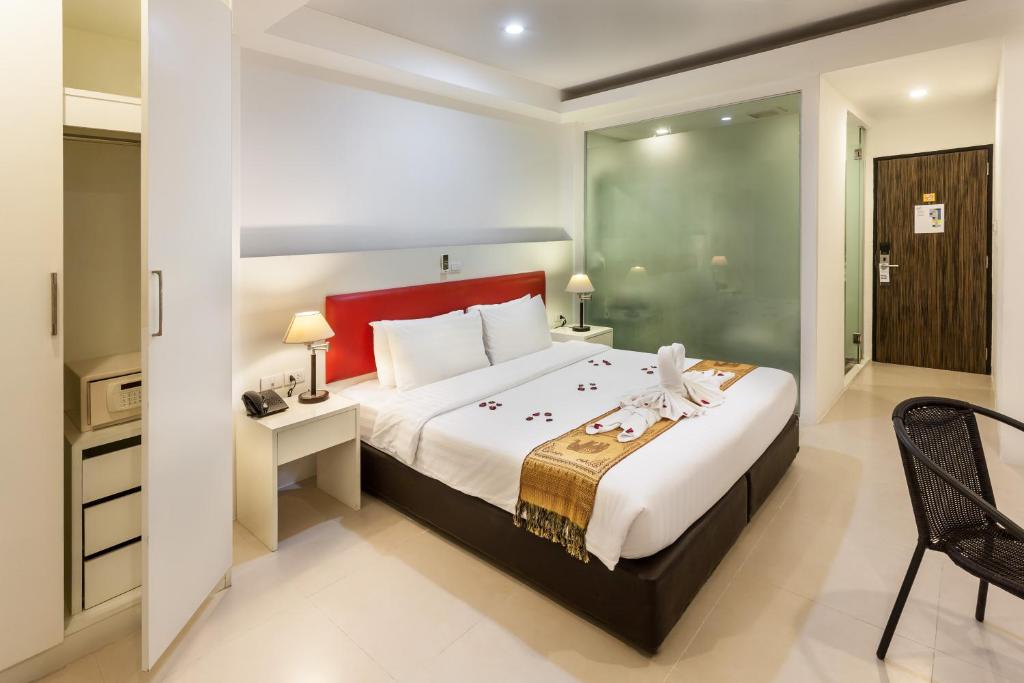 Postel nebo postele na pokoji v ubytování Armoni Patong Beach Hotel