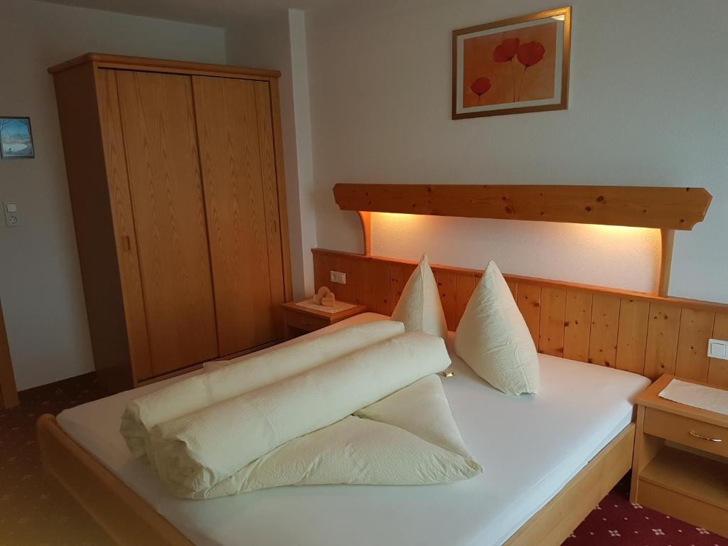 Postel nebo postele na pokoji v ubytování Gästehaus Walch