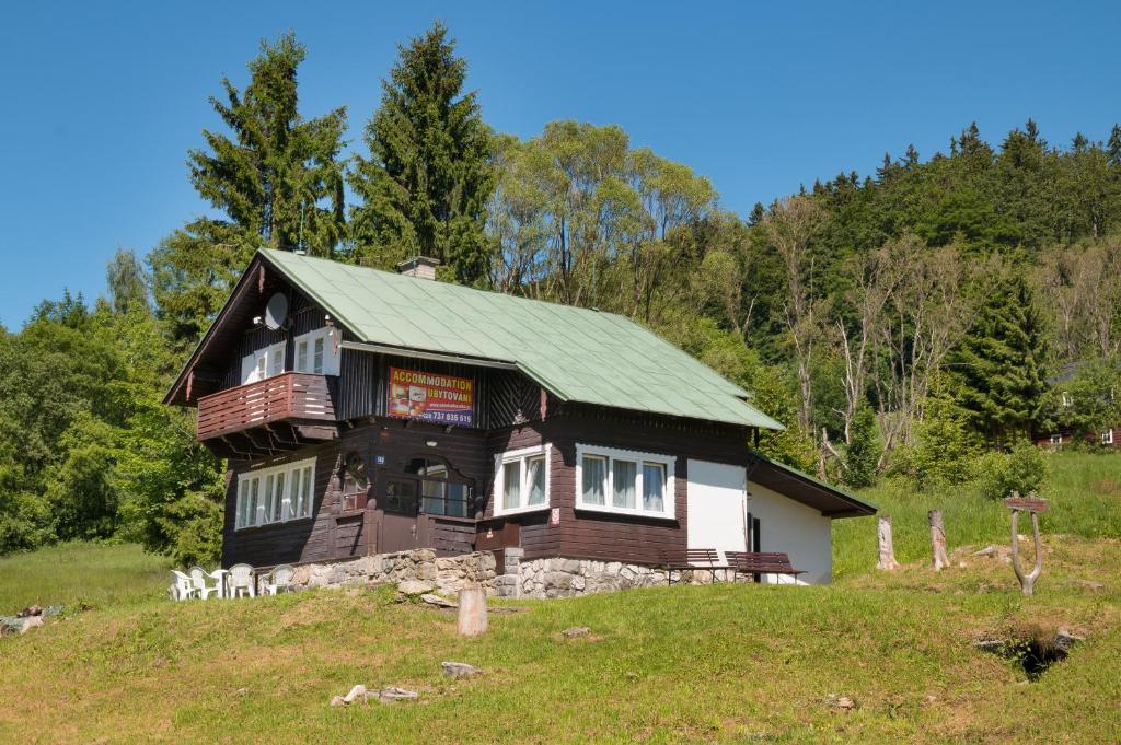 una casa de madera en la cima de una colina en Chata Advokátka, en Janske Lazne