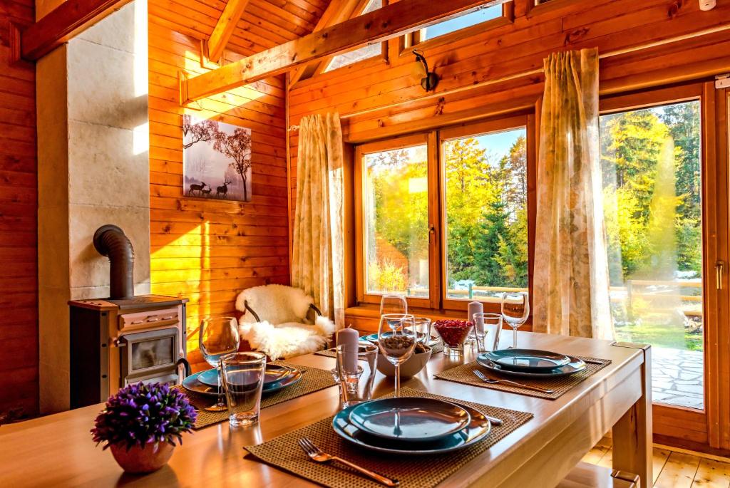 - une salle à manger avec une table dans une maison en bois dans l'établissement Holiday Home Lisica, à Žabljak
