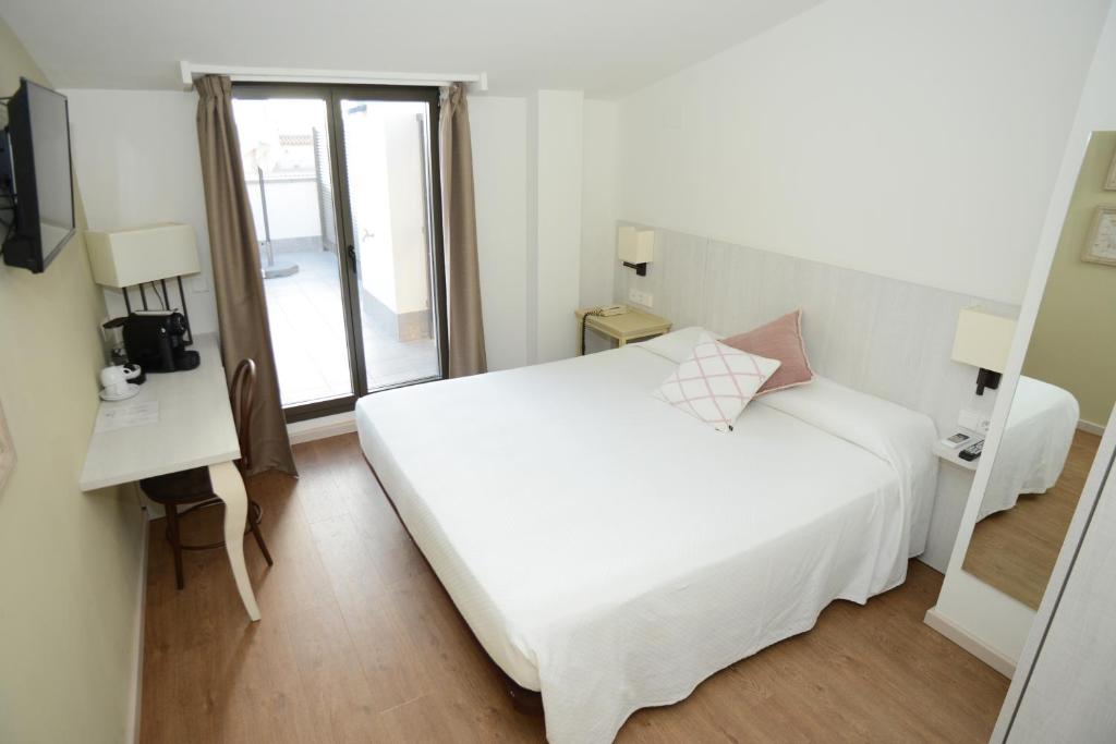 Posteľ alebo postele v izbe v ubytovaní Hotel L'Escala Centre
