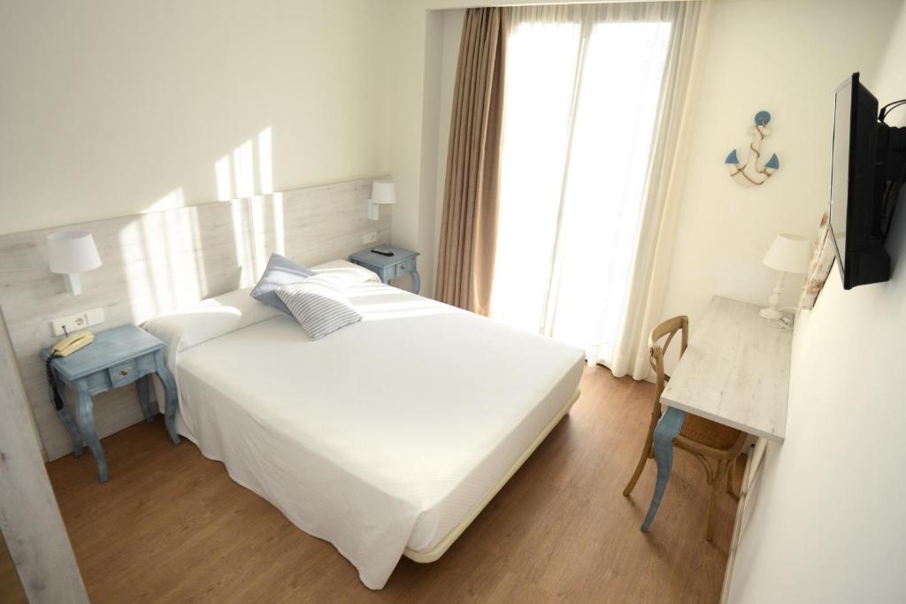 Posteľ alebo postele v izbe v ubytovaní Hotel L'Escala Centre