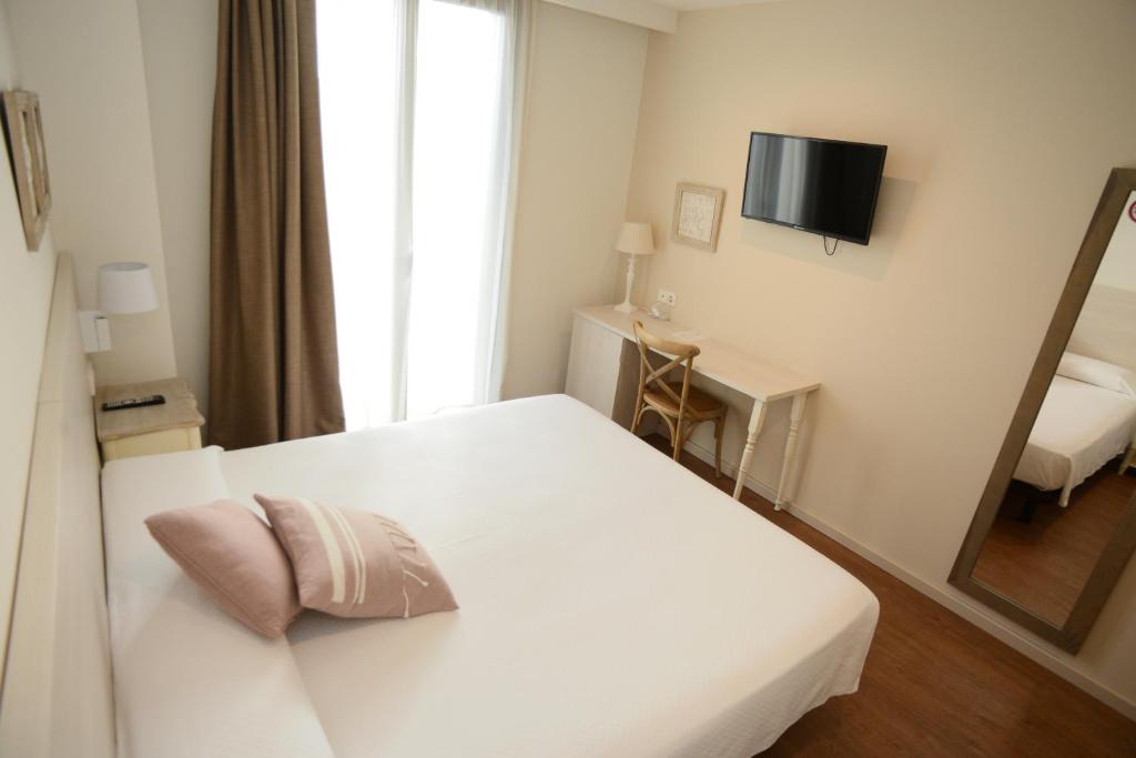 Posteľ alebo postele v izbe v ubytovaní Hotel L'Escala Centre