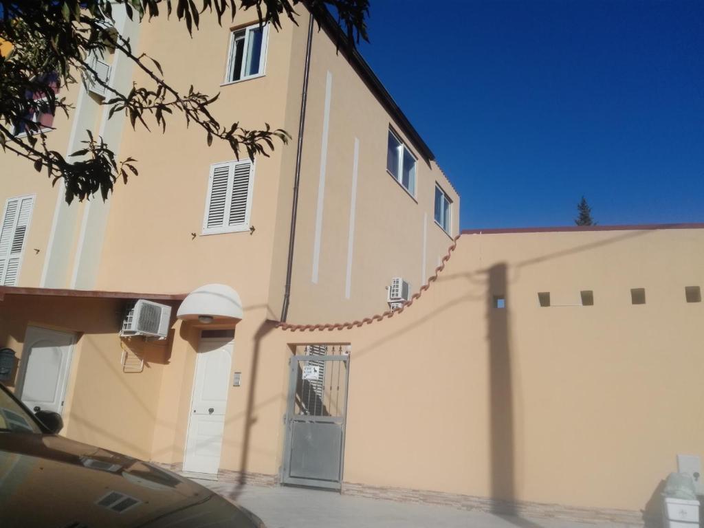 un grand bâtiment avec une porte et un garage dans l'établissement Full comfort flat west sicily, à Marsala