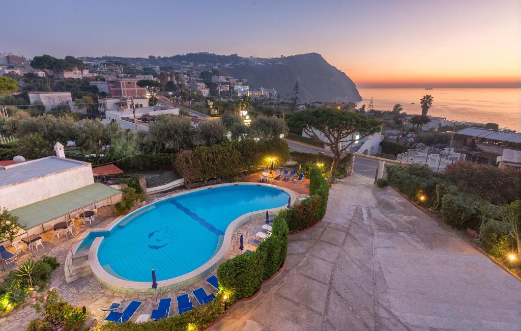 vista sulla piscina di un resort di Hotel Costa Citara a Ischia