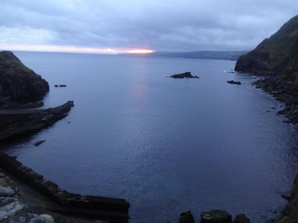 Blick auf einen großen Wasserkörper bei Sonnenuntergang in der Unterkunft Vila Laura in Ribeira Grande