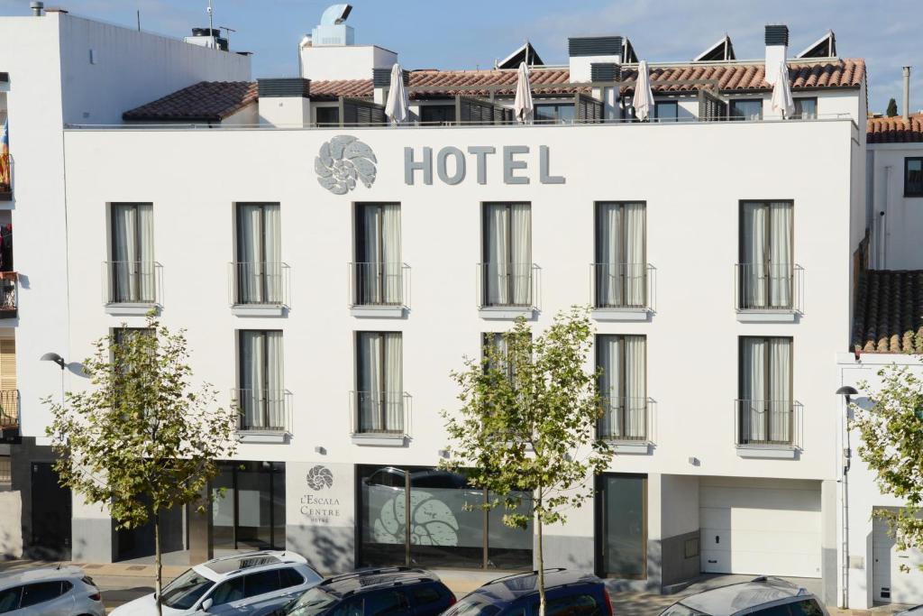 un hotel con coches aparcados delante en Hotel L'Escala Centre en L'Escala