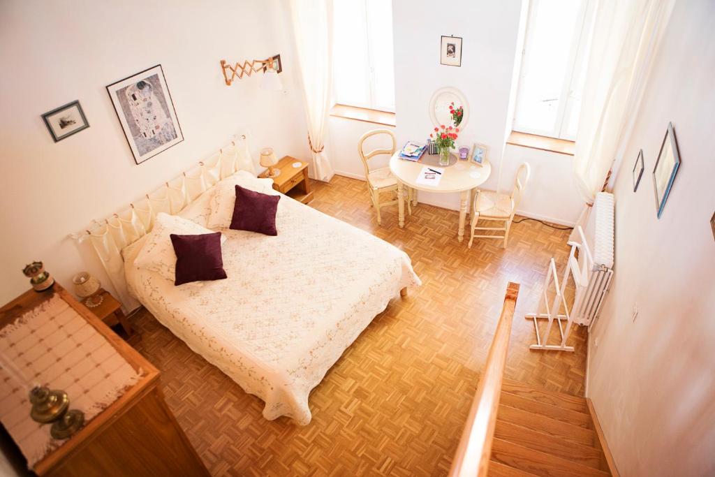 Postel nebo postele na pokoji v ubytování l'Arche des Chapeliers