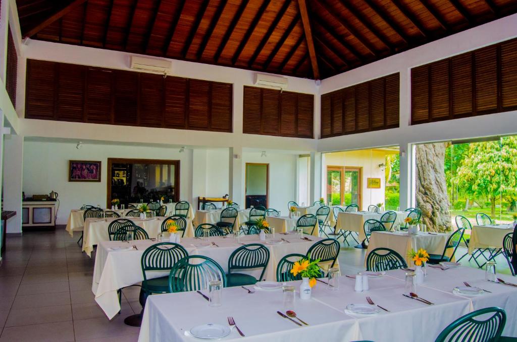 Restaurace v ubytování Tamarind Tree Garden Resort - Katunayake