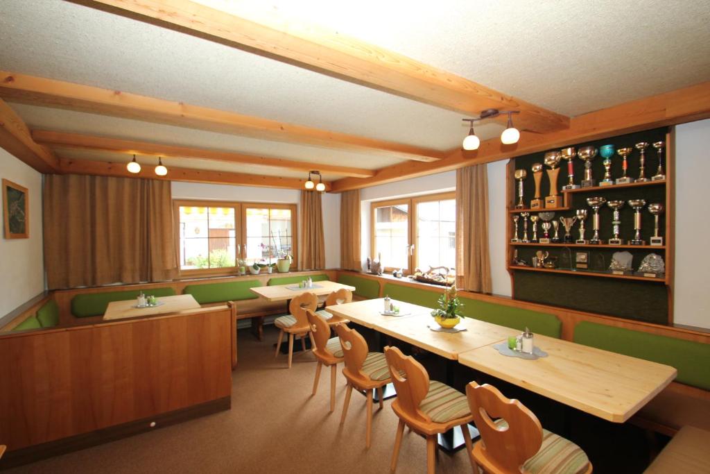 Reštaurácia alebo iné gastronomické zariadenie v ubytovaní Rimmlhof & Rimmlstube