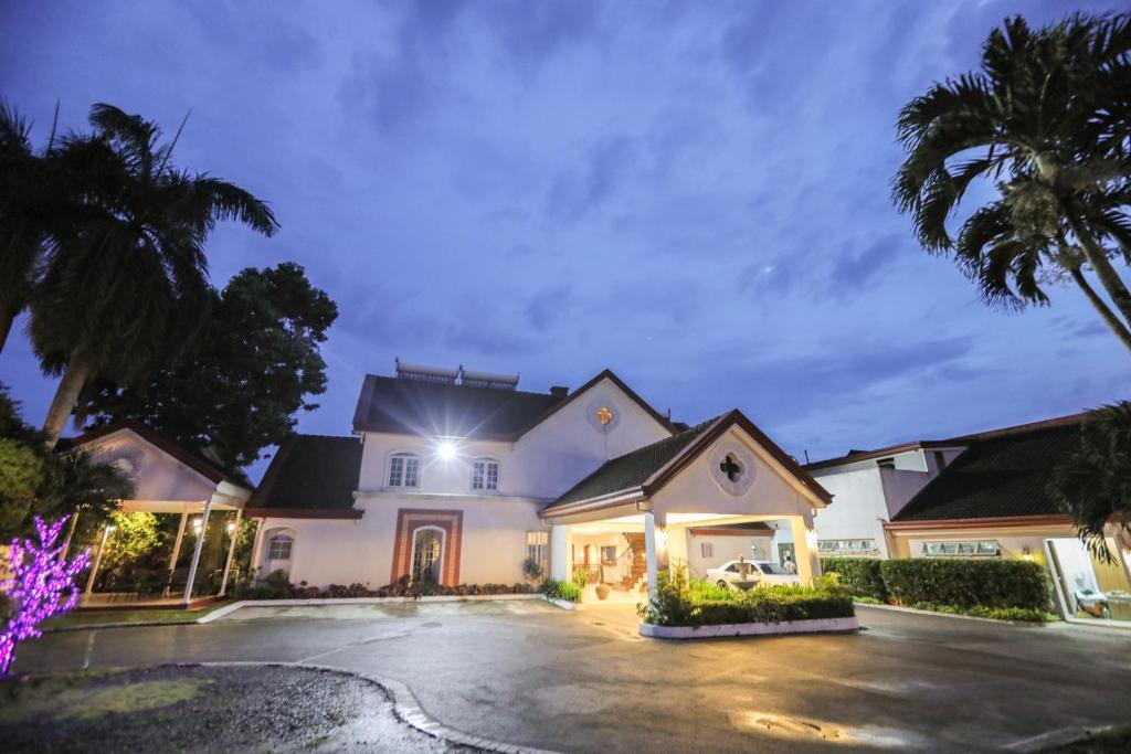 una gran casa blanca con entrada por la noche en Villa Ibarra, en Tagaytay