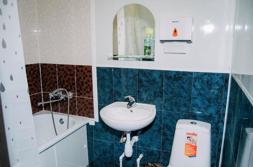 モスクワにあるMinihotel Comfort Dmitrovkaのバスルーム(洗面台、トイレ付)