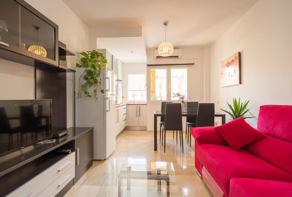 salon z czerwoną kanapą i stołem w obiekcie Apartamento Ventura Rodriguez 39 w Maladze