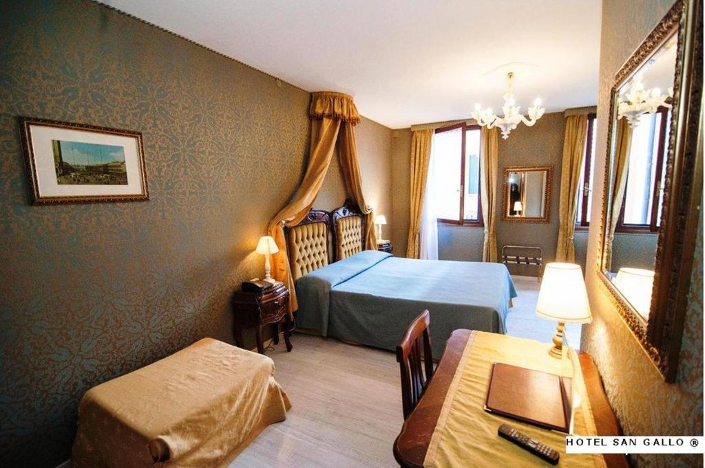 - une chambre avec un lit, une table et une chaise dans l'établissement Hotel San Gallo, à Venise