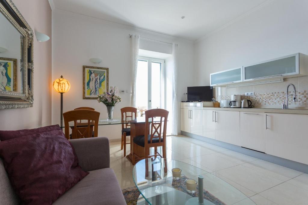 Kuchyňa alebo kuchynka v ubytovaní Apartments Villa Victoria