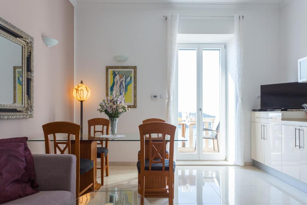 Televízia a/alebo spoločenská miestnosť v ubytovaní Apartments Villa Victoria