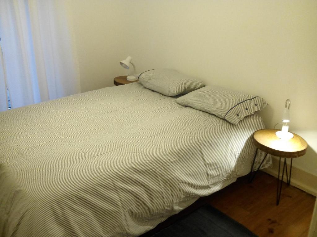 ein Bett mit zwei Kissen darauf in einem Schlafzimmer in der Unterkunft Casa do Jardim Escola in Tomar