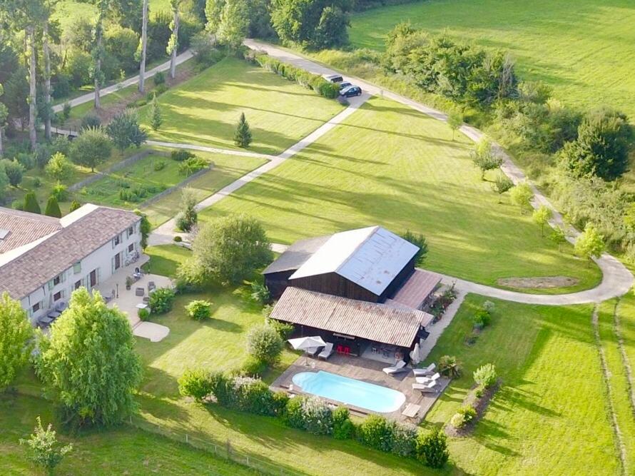 - une vue sur un bâtiment avec piscine dans la cour dans l'établissement Moulin de Laboirie, à Bazas