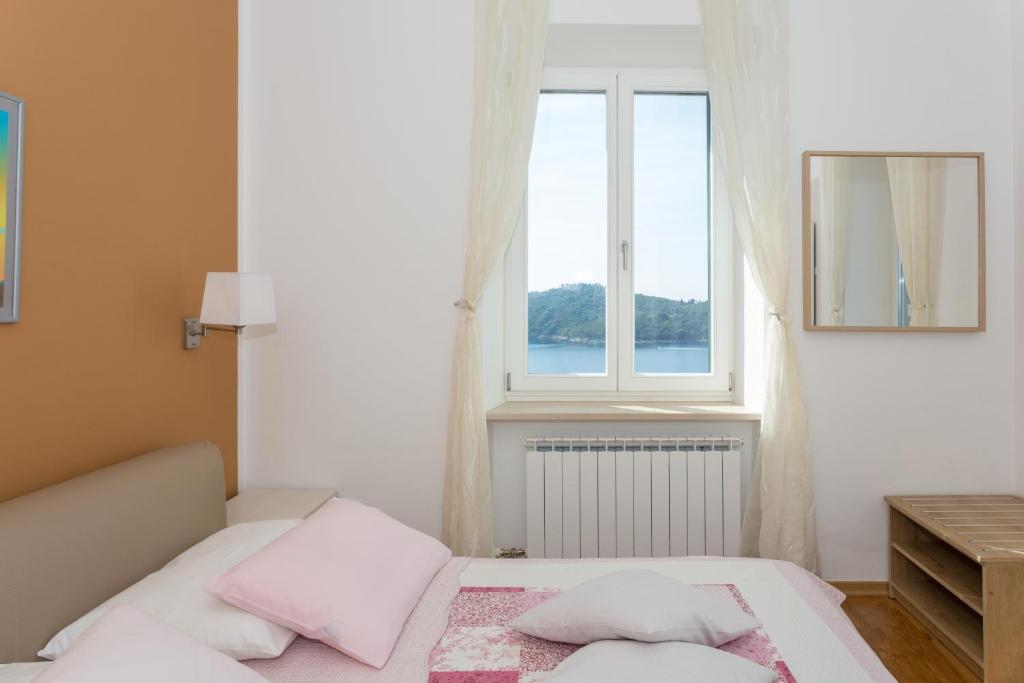 Postel nebo postele na pokoji v ubytování Apartments Villa Victoria 2
