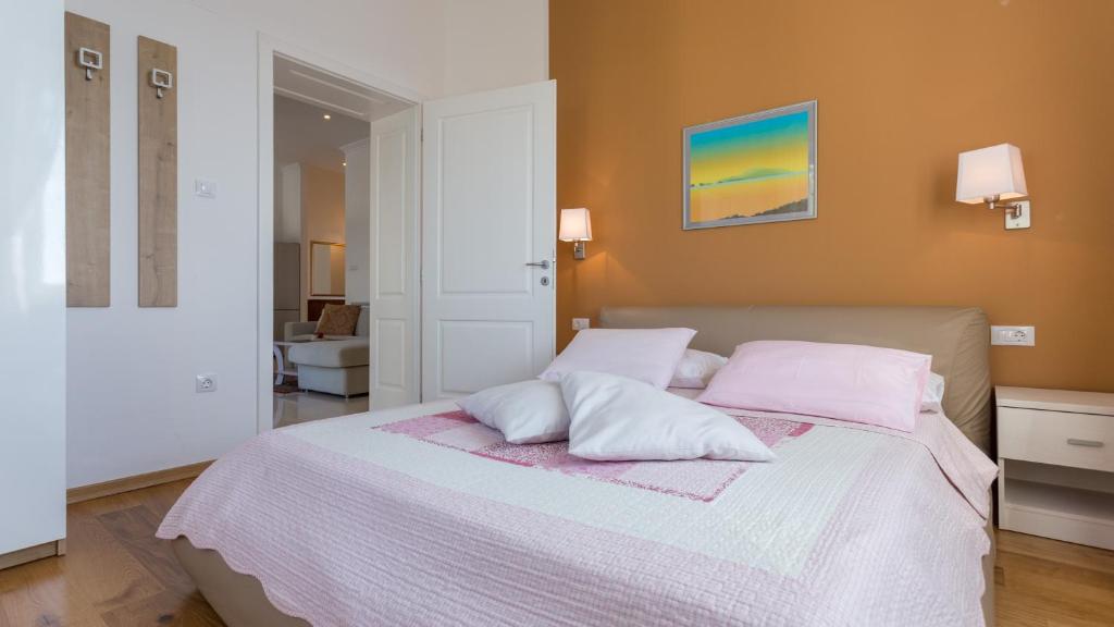 Postel nebo postele na pokoji v ubytování Apartments Villa Victoria 2