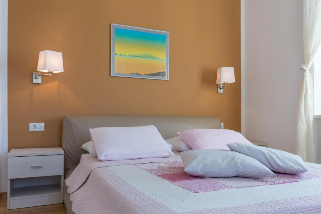 Postel nebo postele na pokoji v ubytování Apartments Villa Victoria 2