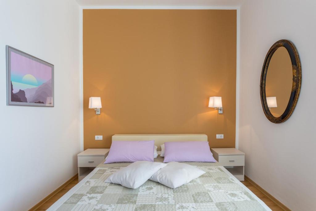 Postel nebo postele na pokoji v ubytování Apartments Villa Victoria 2