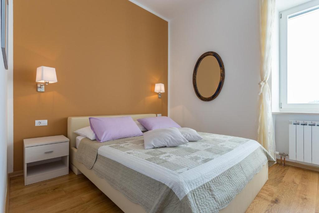 Postel nebo postele na pokoji v ubytování Apartments Villa Victoria 2