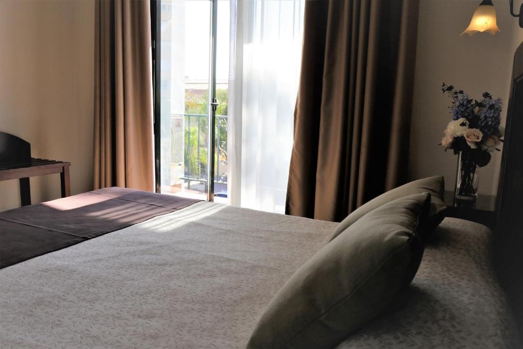 A bed or beds in a room at Arcos de Montemar