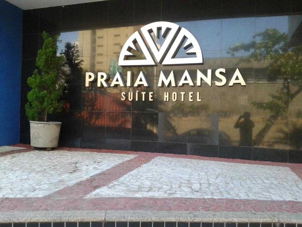 aania Schild an der Seite eines Gebäudes in der Unterkunft ApartHotel - Praia Mansa 1 e 2 Qtos in Fortaleza