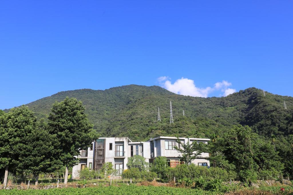 un grand bâtiment en face d'une montagne dans l'établissement Country Living Home Stay, à Jian