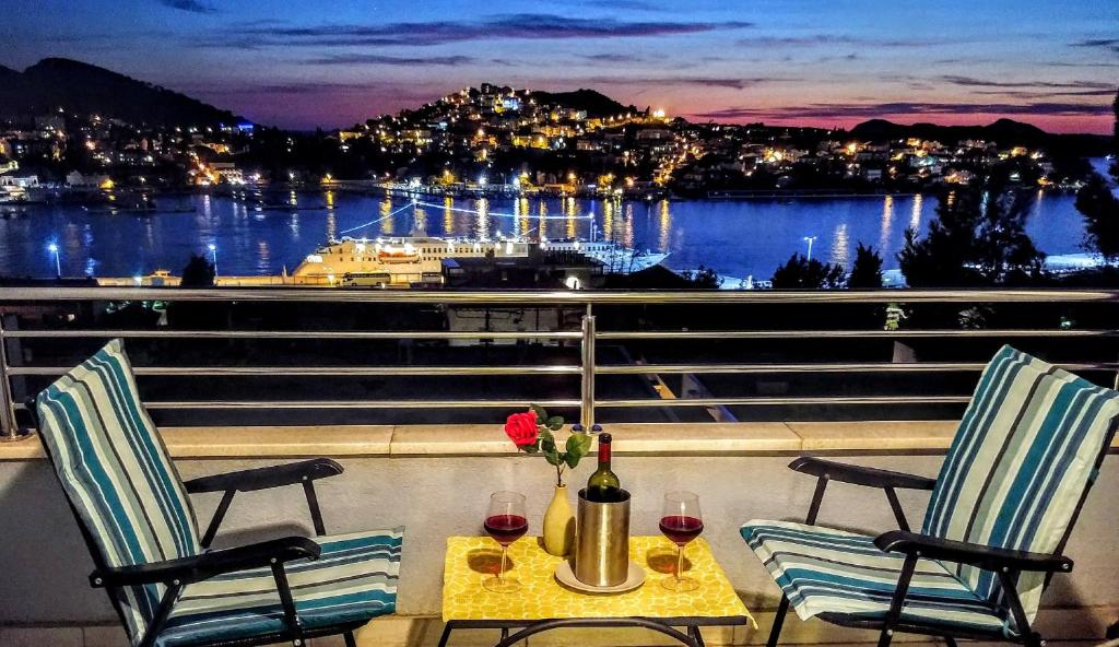 Dubrovnik 2 bedroom 2 bathroom sea view, private free parking